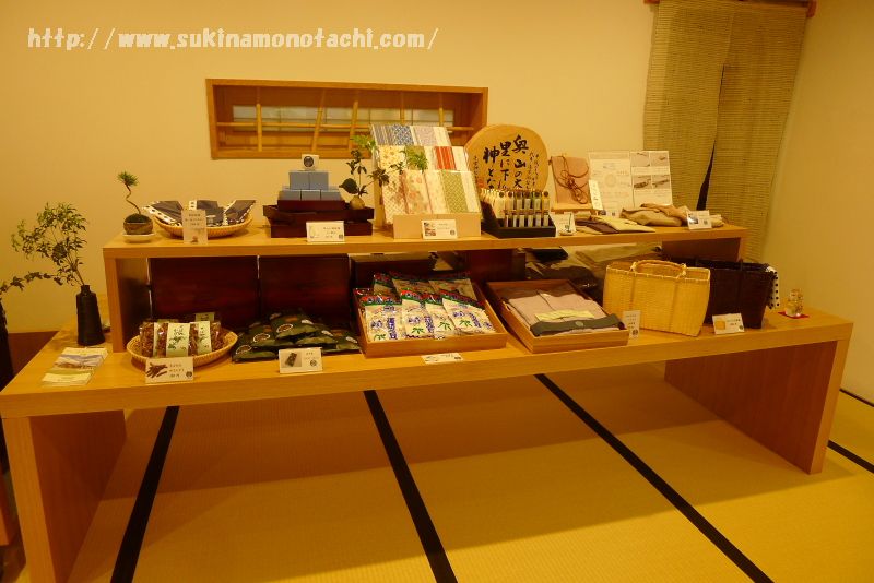 諏訪湖畔に建つ温泉旅館　萃 sui-諏訪湖のロビーに隣接するお土産物コーナー